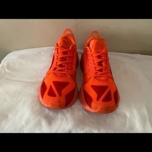 Puma sneakers shoes are almost new the color is orange with red